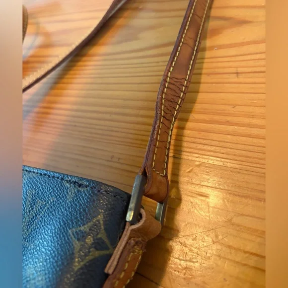 Louis Vuitton Trotteur Crossbody - Picture 7 of 11